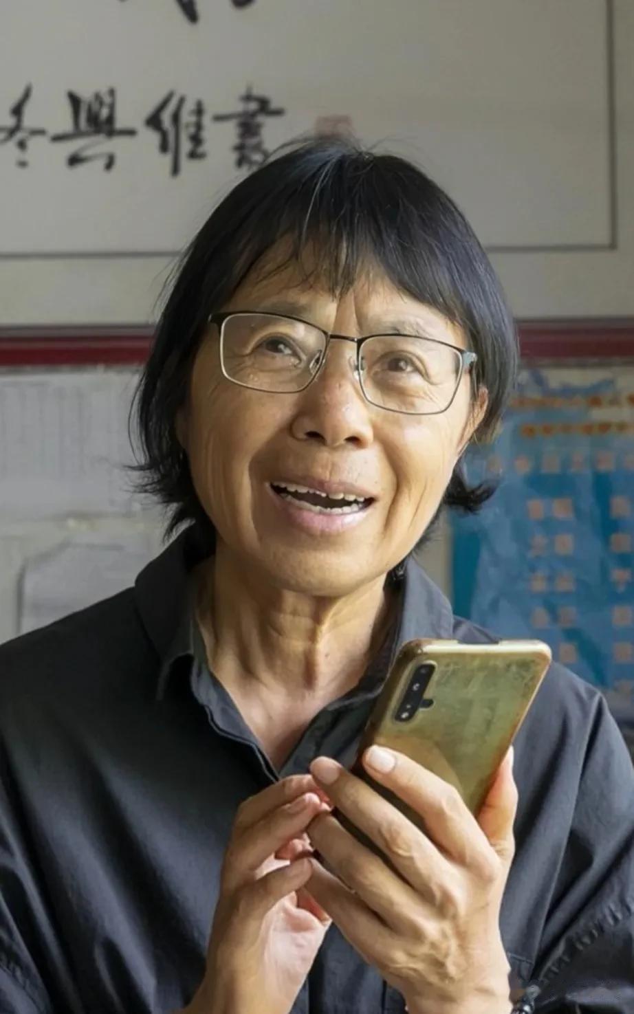 女子中学校长张桂梅，想起离开多年的丈夫，她说:那是1995年，我抱着他的骨灰盒坐