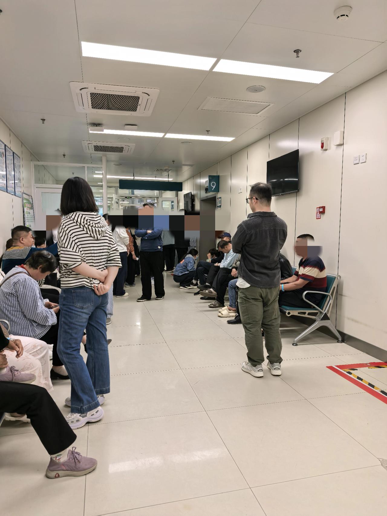 郑大一附院，可能技术好，但服务真的不咋样，
      除了指引牌，病号做各种检