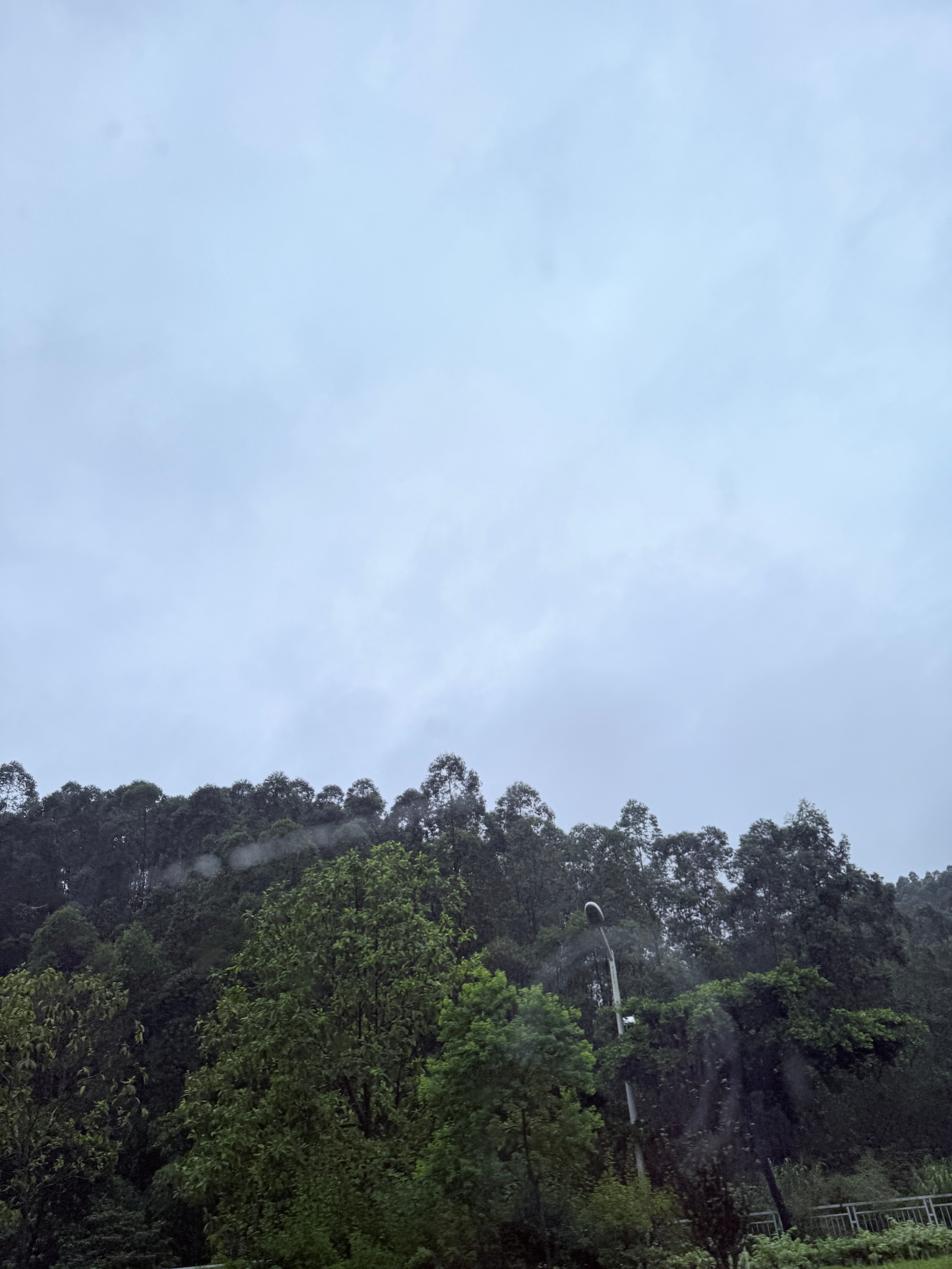下雨的一天！上完今天班，明天可以休息一天，后天正式开学了！[奥特曼][奥特曼]我