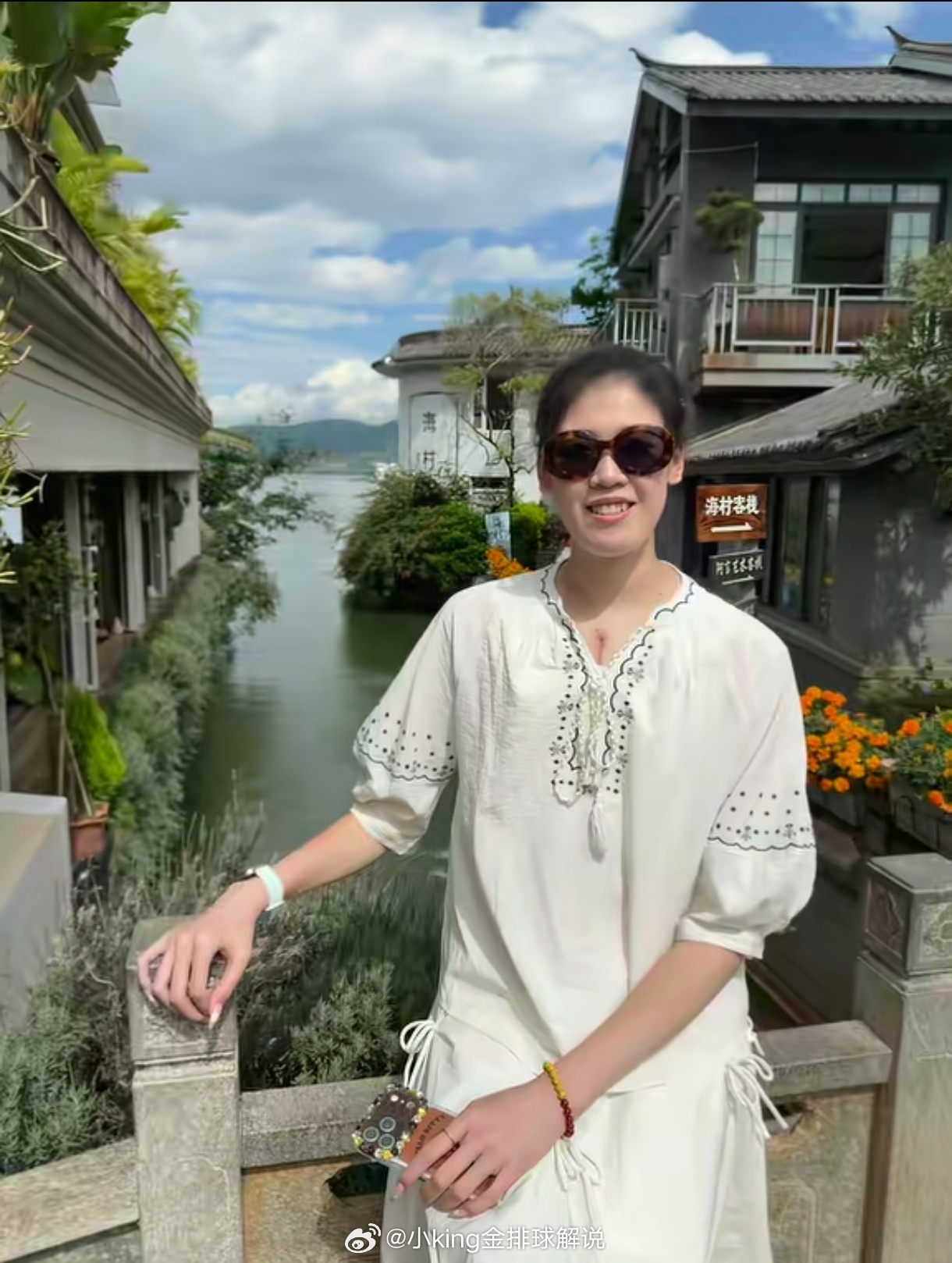 李盈莹一袭白裙游云南[赞]。照片中胸口有手术留下的痕迹，我查了网络上当时报道，她