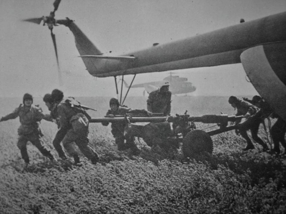 捷克斯洛伐克伞兵从 Mi-17 直升机上卸下 82 毫米 vz.59 无后坐力炮