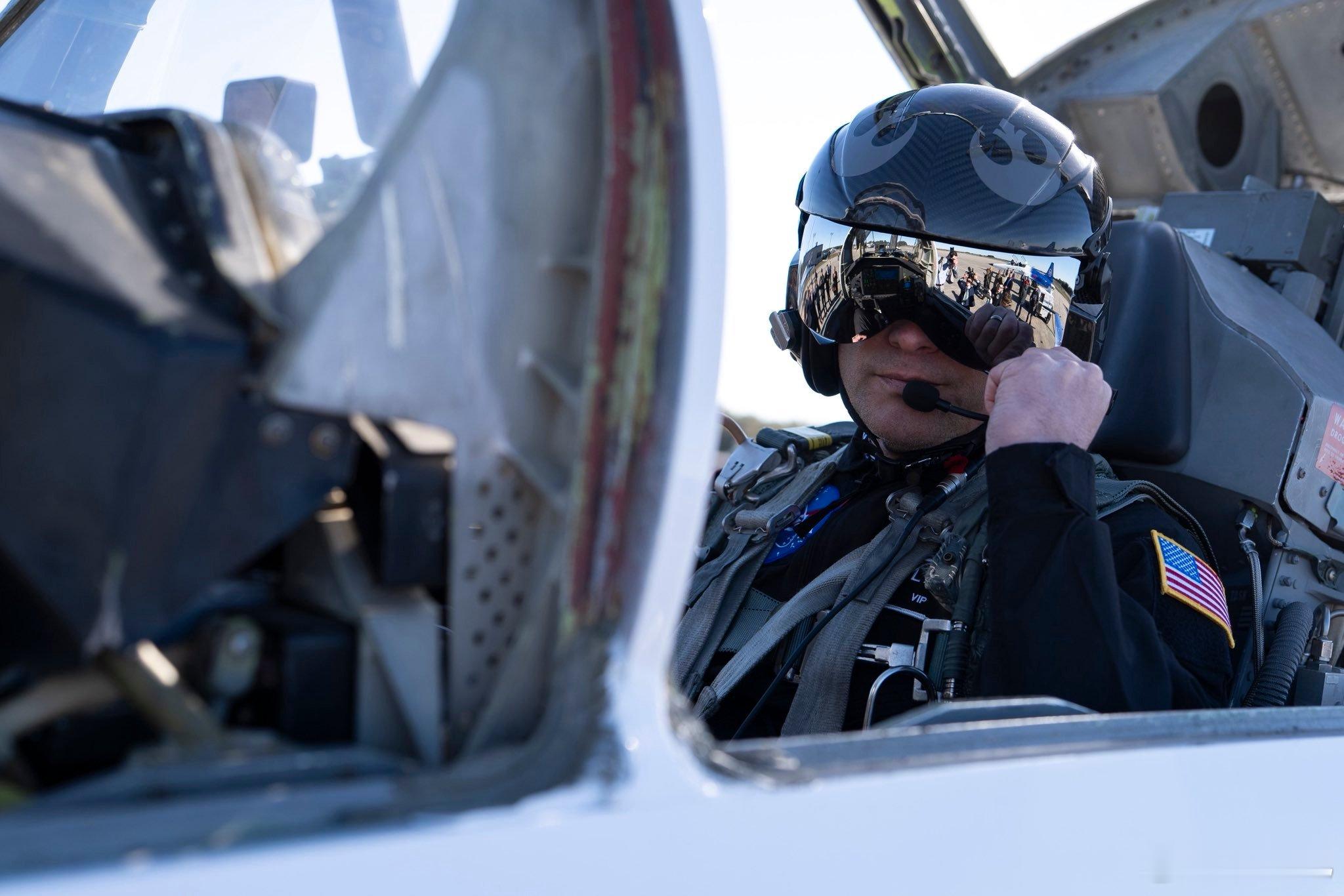 阿尔忒弥斯Ⅱ湿彩排前，NASA局长艾萨克曼驾驶私人F-5 Tiger II战机与