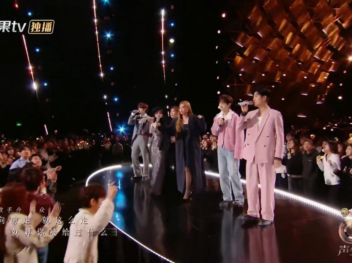 声生不息大合唱平凡之路永远会被声生不息华流季 的全场大合唱而感动到，林宥嘉没话筒