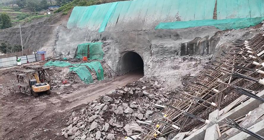 丰都横五路重点工程提速！2 号隧道中导洞掘进 28 米 明春贯通
作为市级重点项