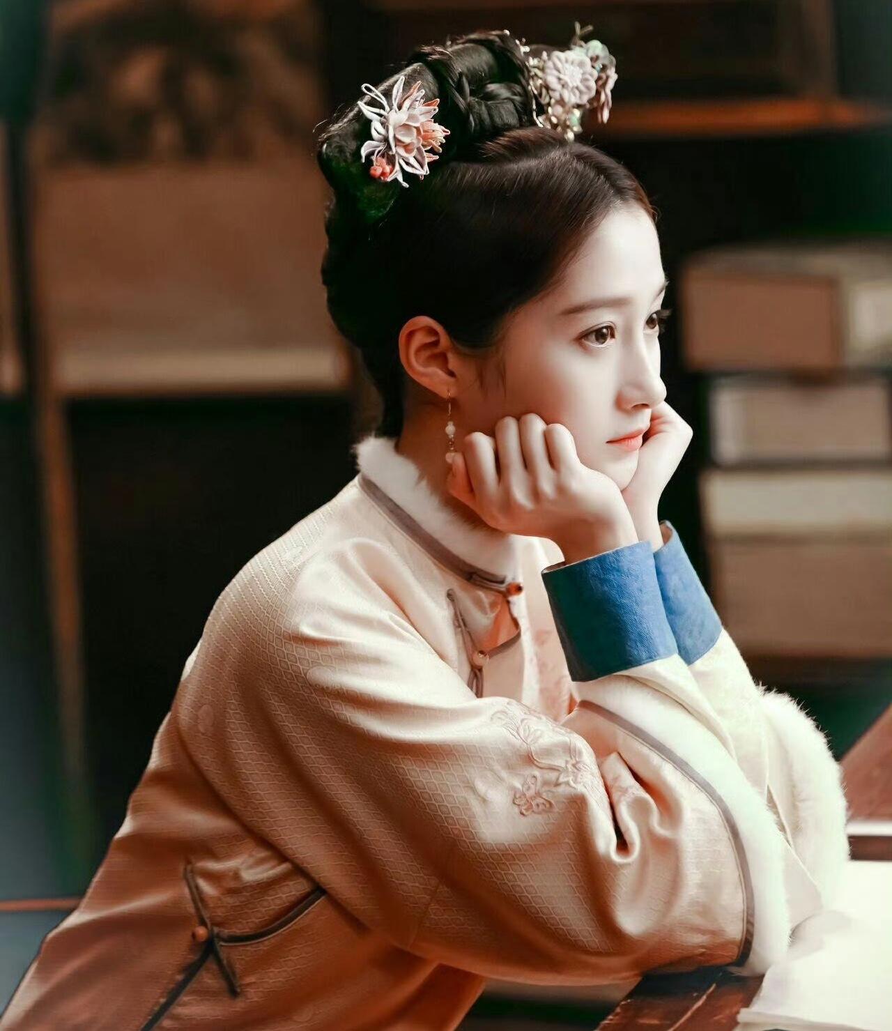 关晓彤是满清后代吗，
还是因为演红楼梦？
看热搜她的评论区都被一些网友冲了，
吴