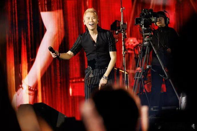 陶喆随机选了位观众合唱 陶喆这波操作太暖！随机选观众合唱，递话筒互动。小哥抱紧不