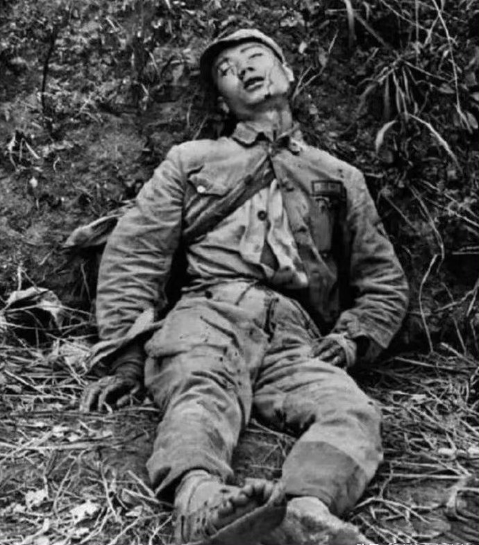 泪目！抗日战争时，穿草鞋的年轻战士战死沙场。他是谁的儿子，谁的丈夫，谁的父亲，如