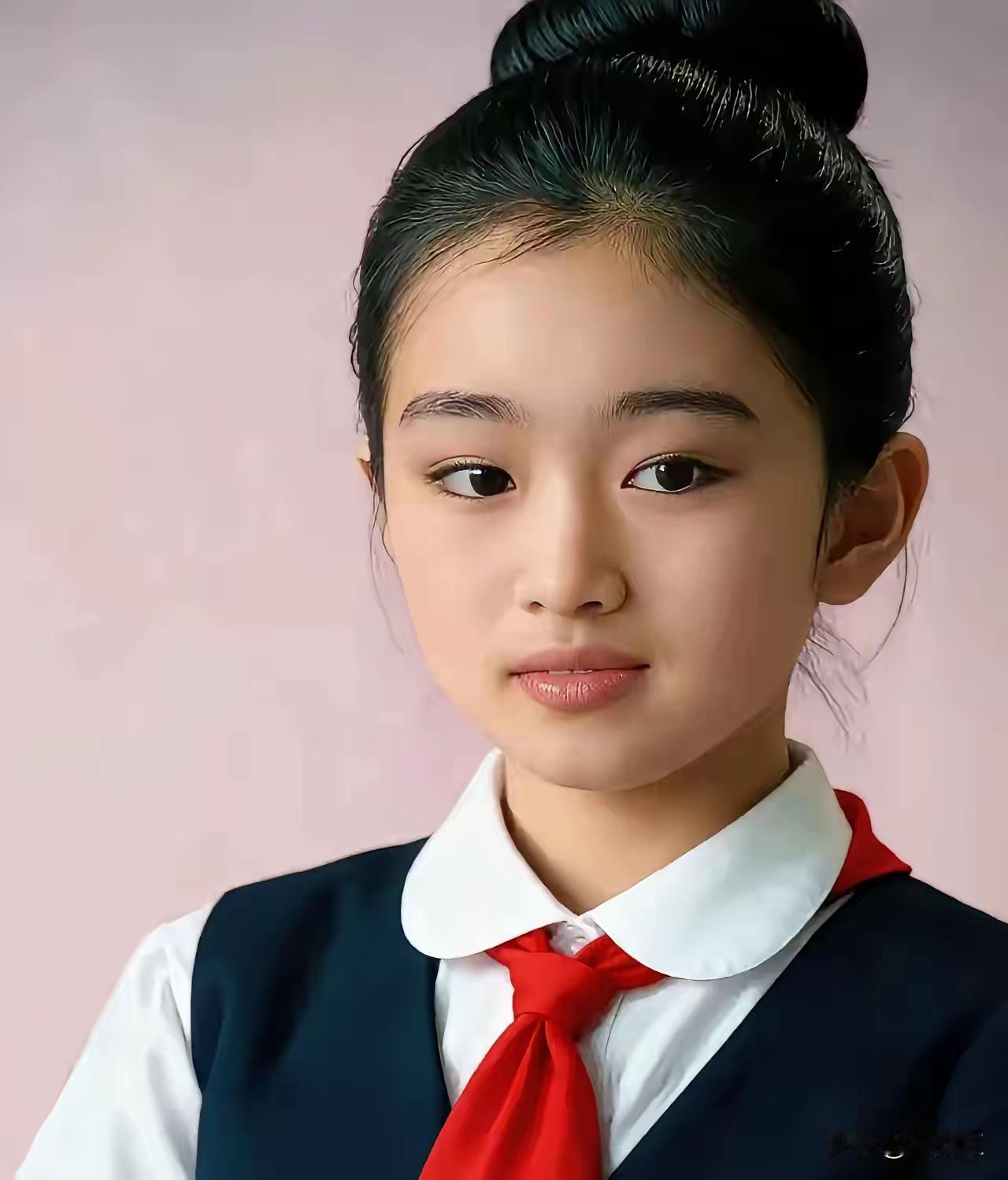 看看巩俐小时候的照片，谁能想到她日后会成为国际明星。巩俐1965年出生于沈阳，是