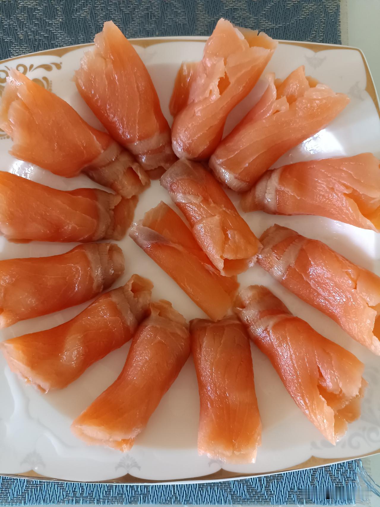 三文鱼生鱼片
以前，在大连工作一段时间，经常吃三文鱼生鱼片，吃生鱼片需要蘸芥末，