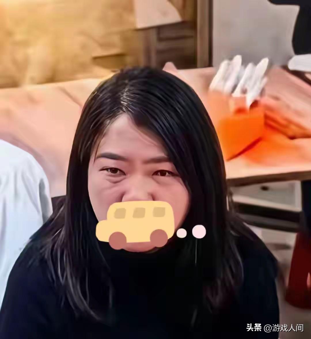 不得不说，这个黑衣大姐已经算是十分的幸运了。
就凭她毫不顾忌的泼螺蛳粉汤，只让她