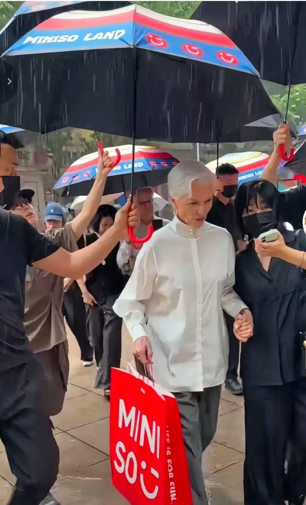 马斯克妈妈在上海被偶遇逛名创优品马斯克母亲上海被偶遇，一身白色穿搭，拿的购物袋，