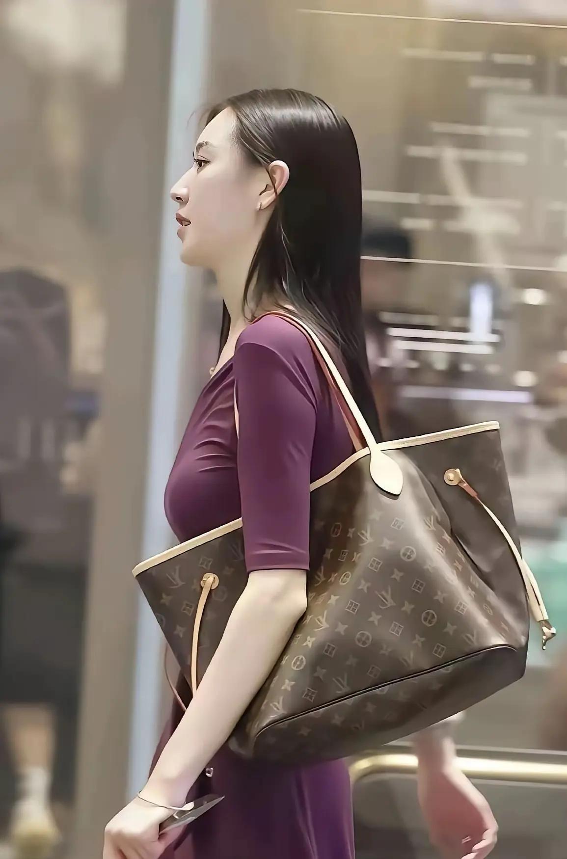 都市丽人，包包很美。