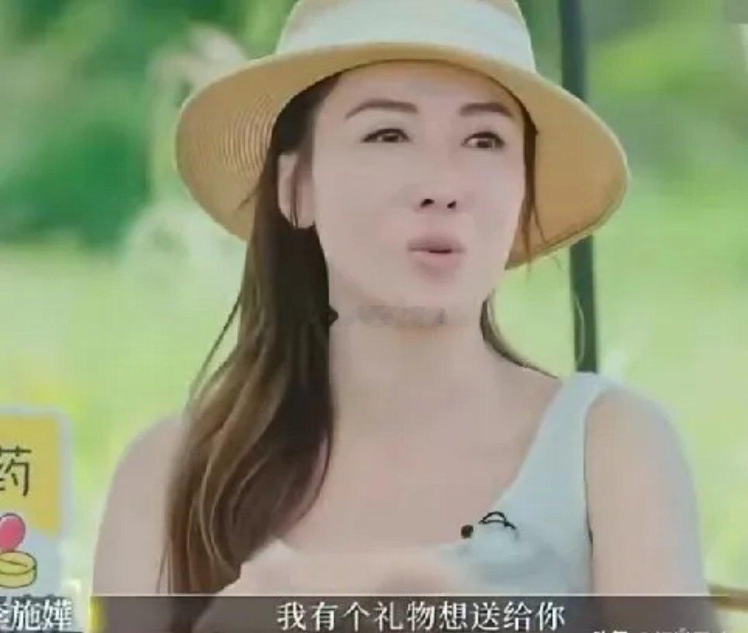 李施嬅说车崇健说要送自己一个圣诞礼物，这个礼物是一套房子但主人是车崇健的，位置也