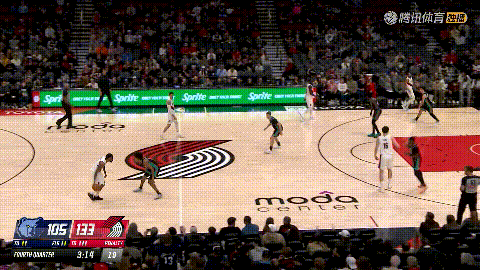 开拓者新星杨瀚森真是惊喜不断！在今天开拓者主场迎战灰熊的比赛中，当时比赛进行到了