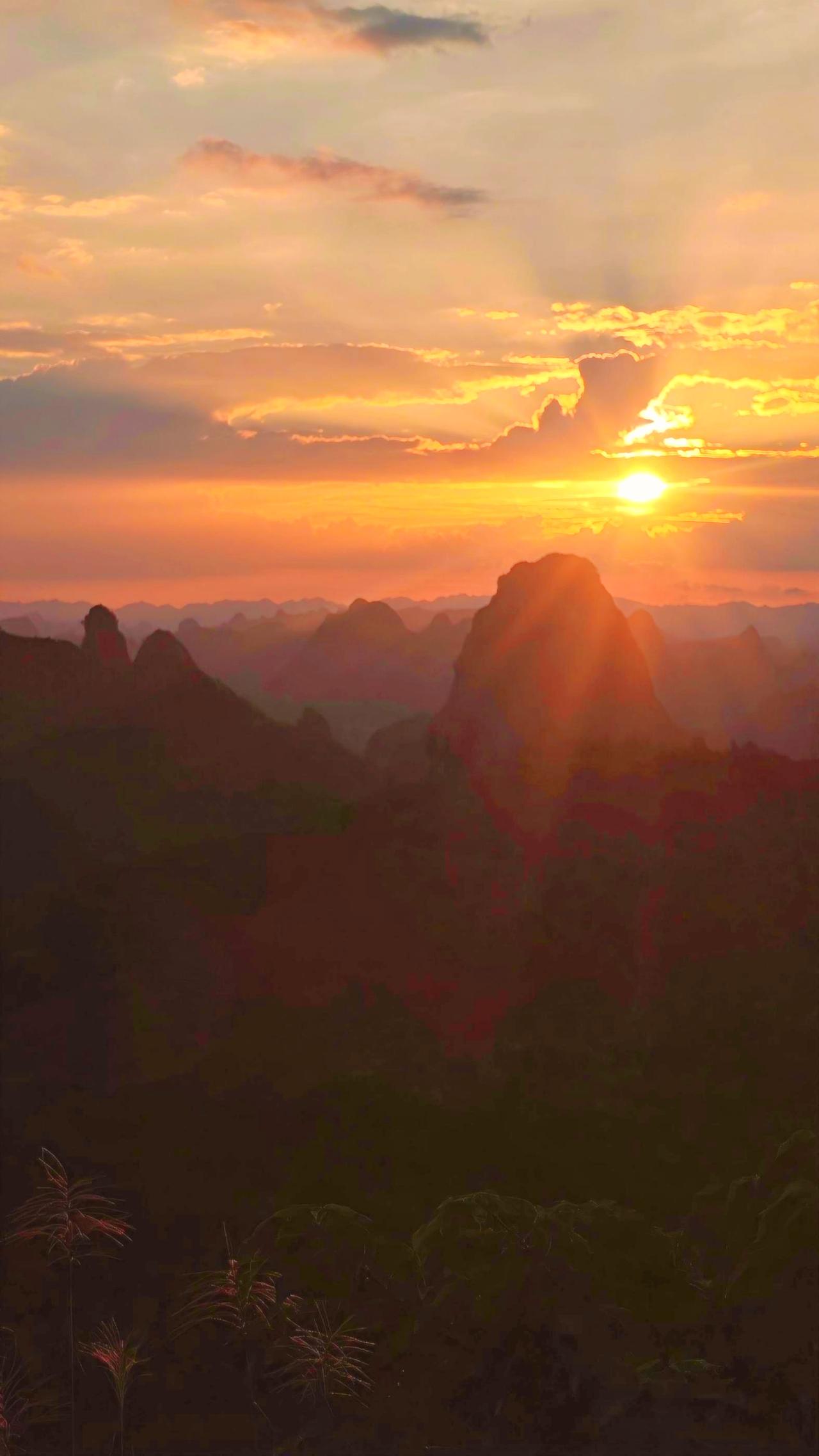 我拍到的落日瞬间大美阳朔.夕阳余晖染峰林。（打卡《天下江山图》摄影基地）