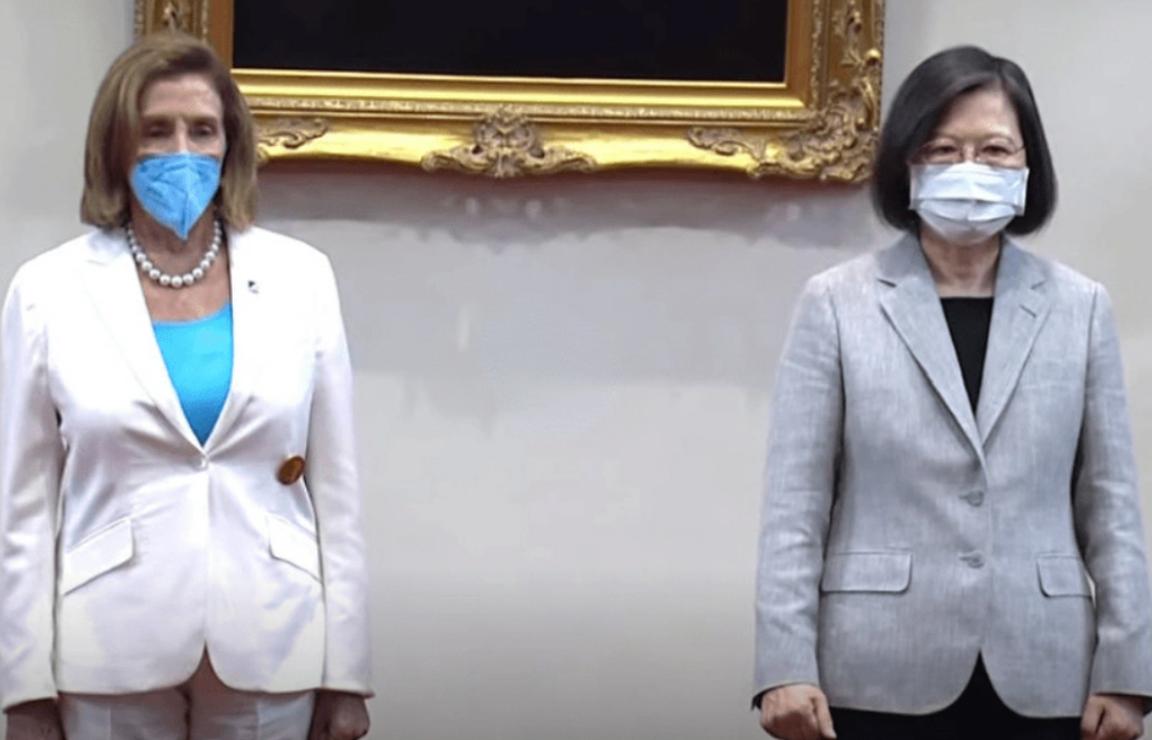 这两幅台湾某政客与美国人的会见场面，有许多的是曾相似，一一分解：

1、两个台湾