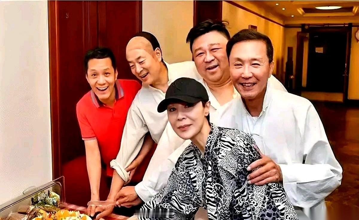 这张网上流传的老合影一甩出来，直接把看客们的视线“死死拽住”了。
照片右二那张圆