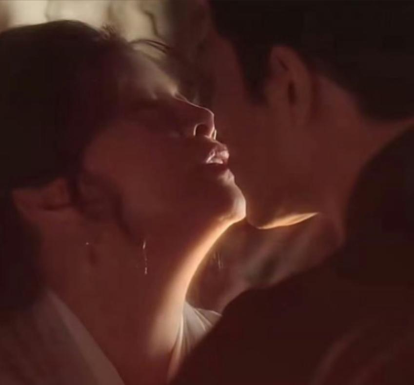 75岁的刘晓庆在短剧里和45岁的男演员拍吻戏，没有借位，纯真吻，吻完后刘晓庆还意