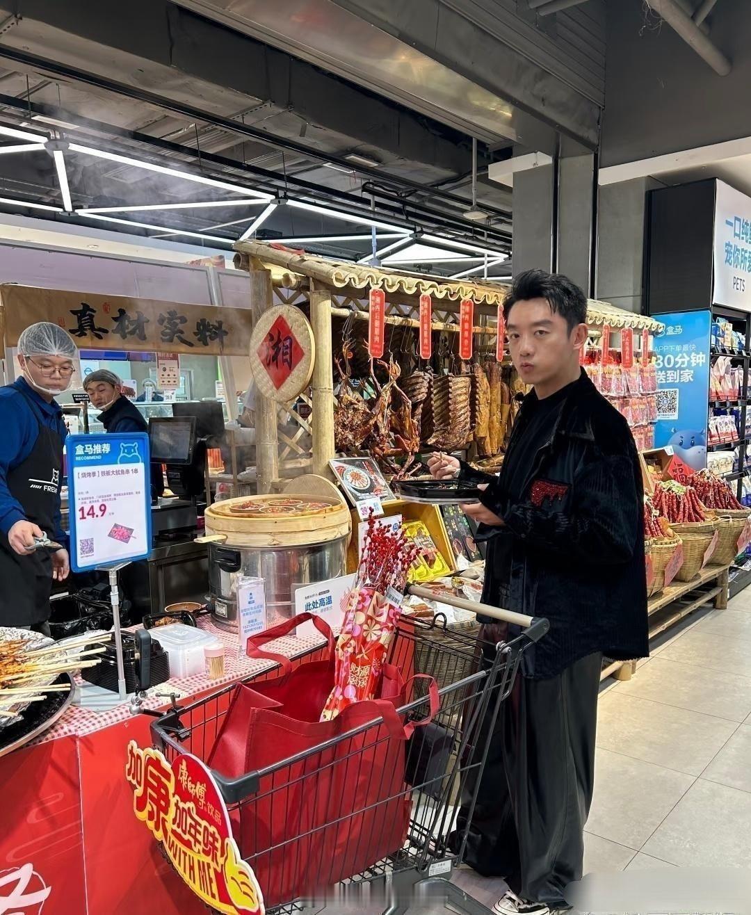 在盒马先生偶﻿遇郑⁠恺了‍﻿，本人真的挺帅，但也是真‎‏﻿的﻿‍矮，身﻿高‎挺﻿