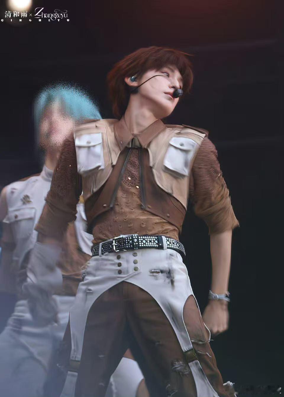 张泽禹大舌头版大舌头舞台 花花世界迷人眼，张泽禹一出场直接惊艳全场，深V配萌舞，