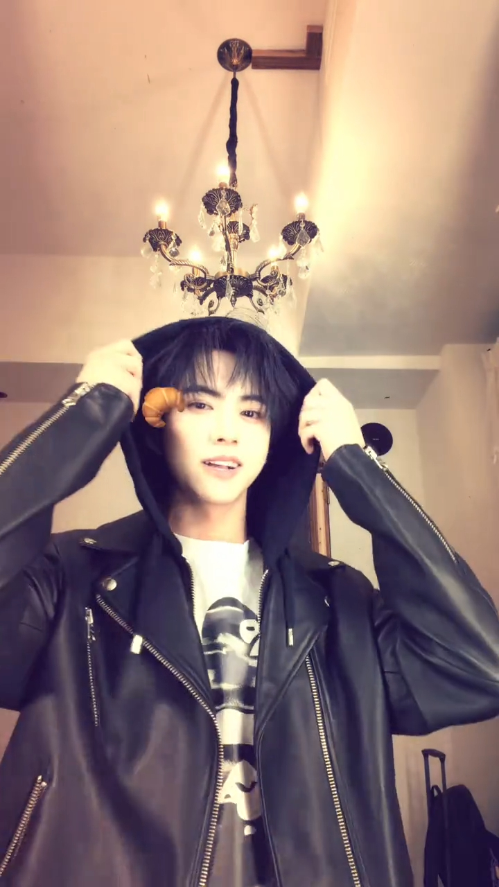 真的要分离焦虑了行李箱🧳都在后面就忙着拍手势舞！ 