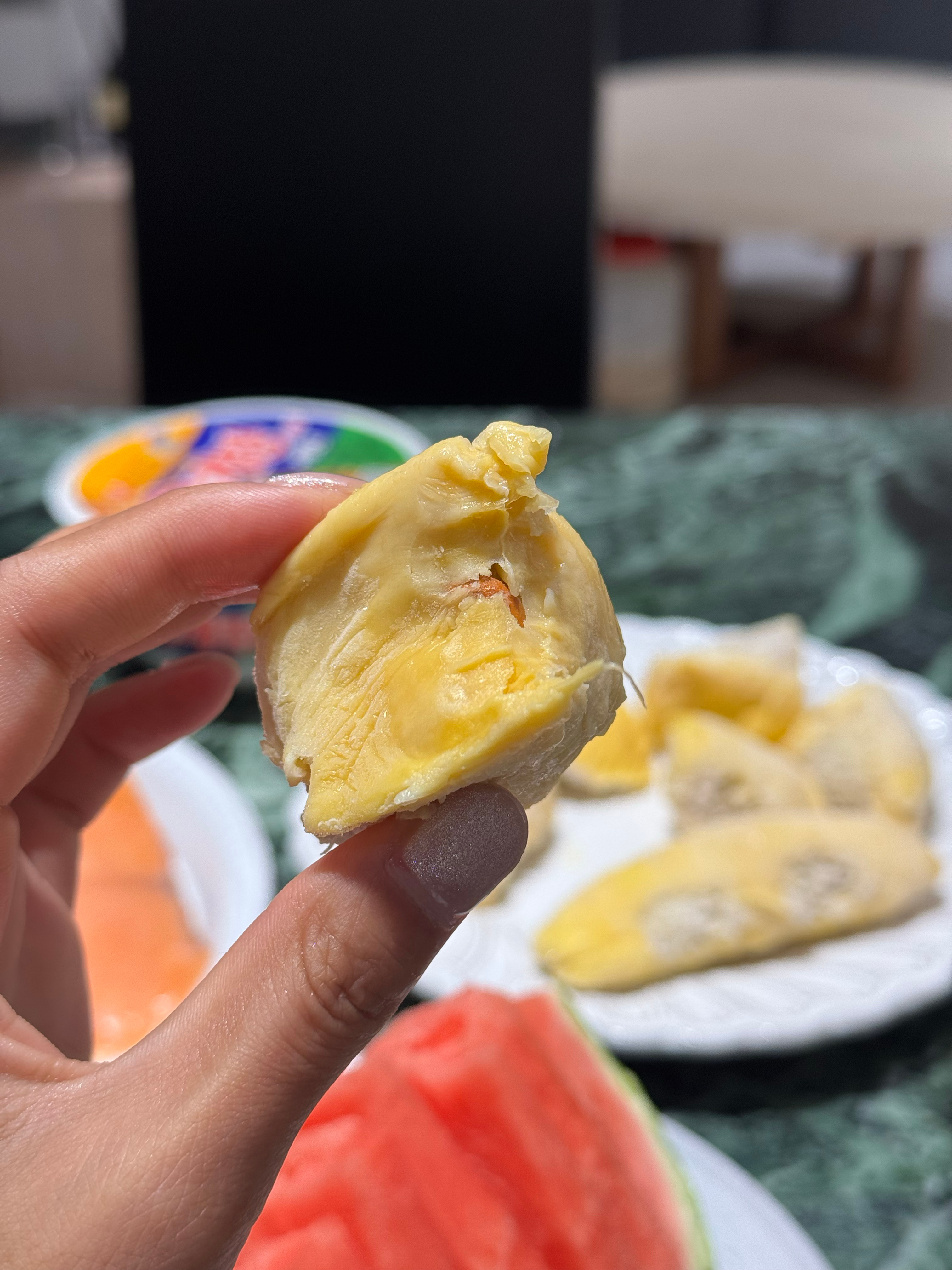 好久不见，吃完饭刘欣说要不要去看电影，另一个朋友也是好久不见，说买点东西回天台聊