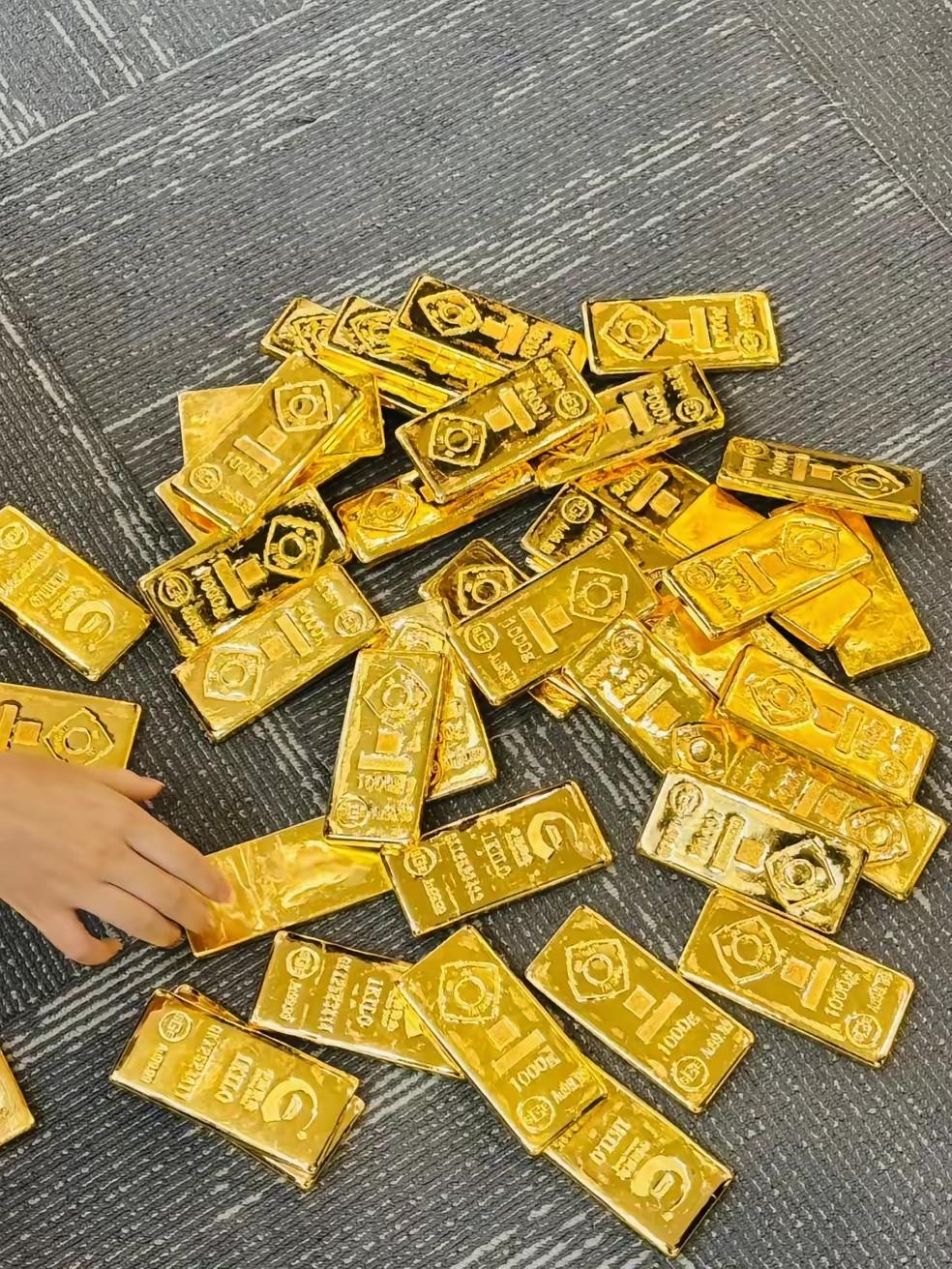 有人说黄金没买盘、
早晚会跌回400的，可能没看懂现在的行情。
 
现在的黄金早