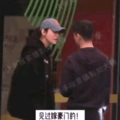 狗仔拍到奚梦瑶何猷君在街边吵架，何猷君立正挨骂，看样子哄媳妇没成功啊[doge]