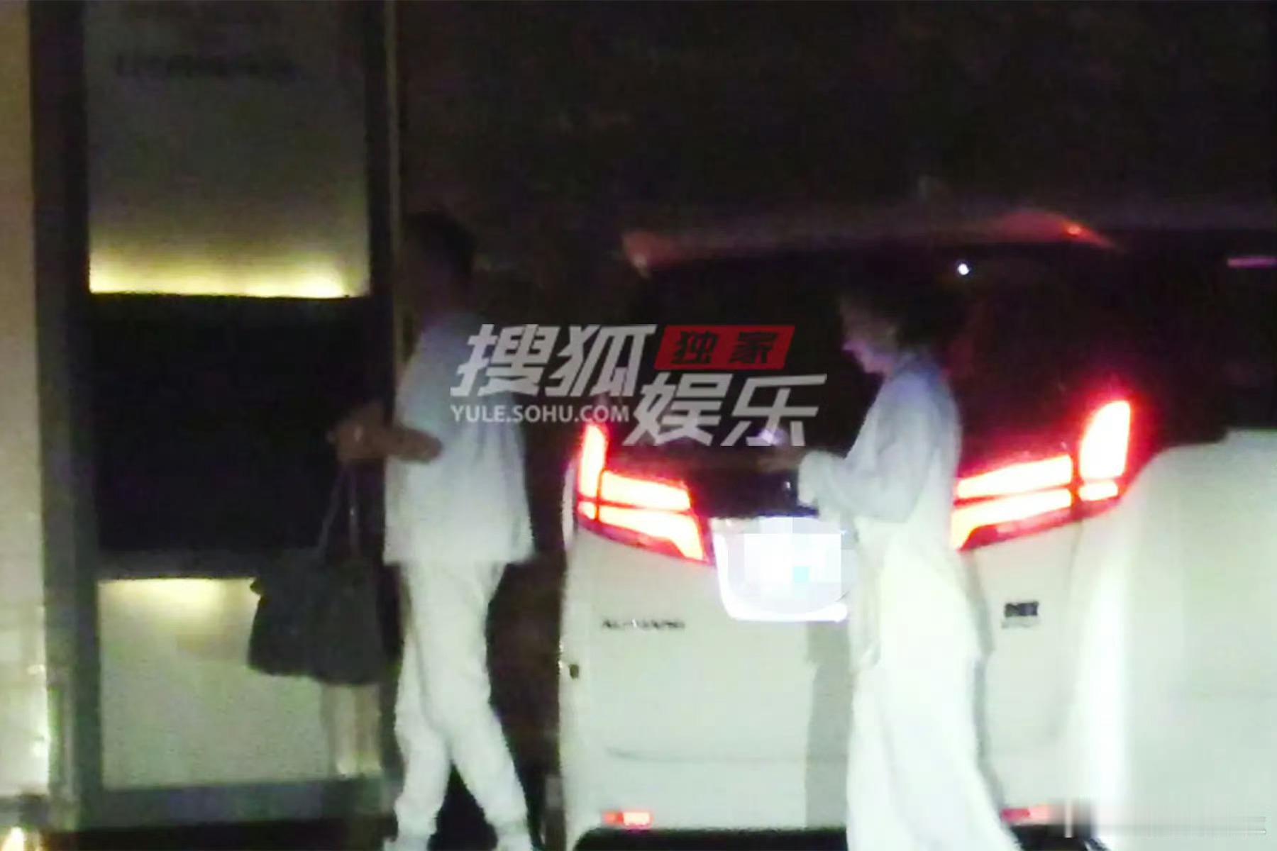 曝黄奕新恋情据媒体拍摄画面，黄奕在聚餐结束后与一名男子同回上海某公寓，数日后二人