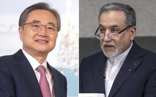 首尔请求伊朗允许韩国船只通过霍尔木兹海峡。
韩国外交部长赵镛与伊朗外长阿巴斯·阿