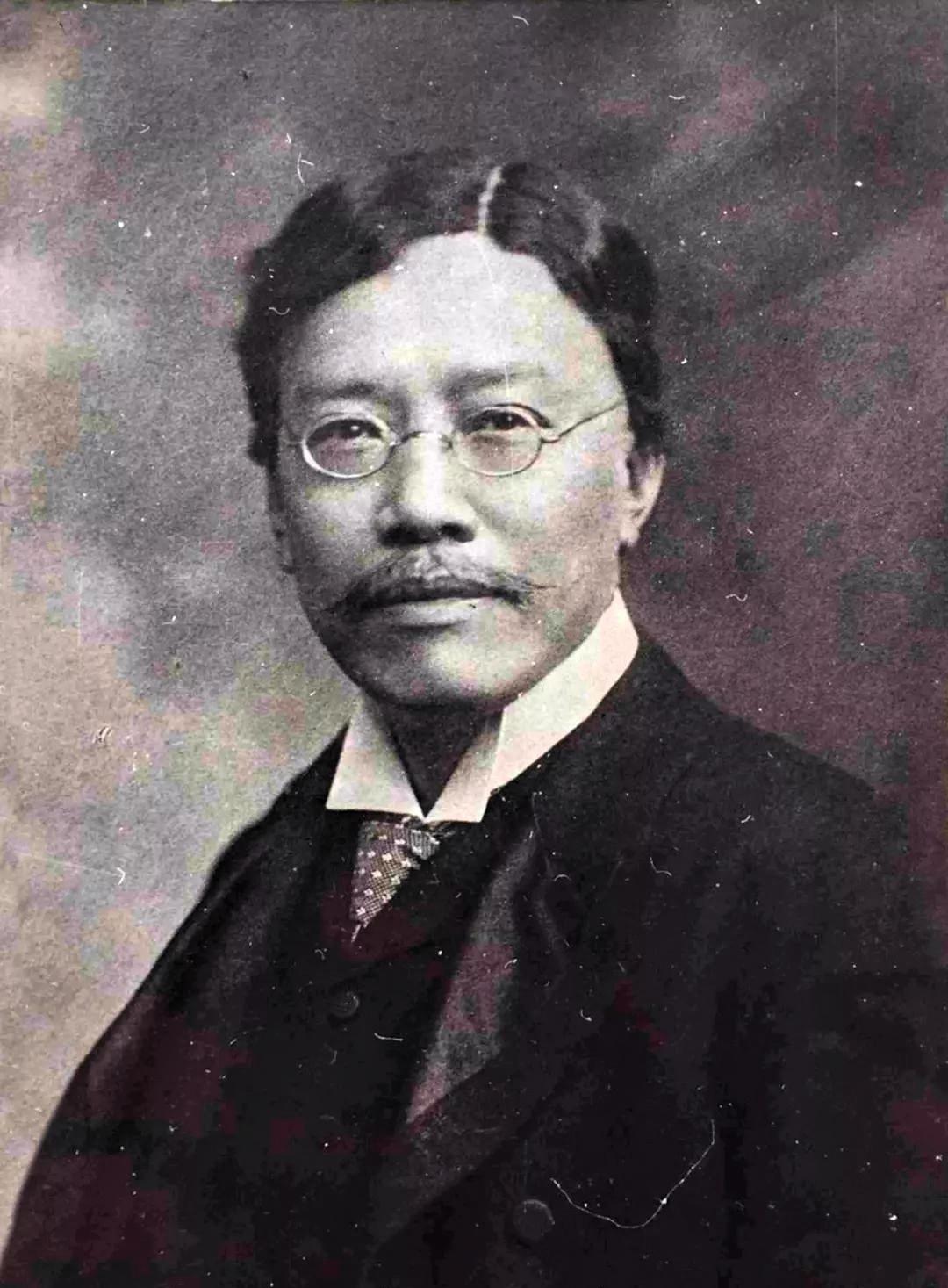 北大首任校长严复。
 
北大更名后的第一任校长是启蒙思想家严复，字又陵，福建侯官