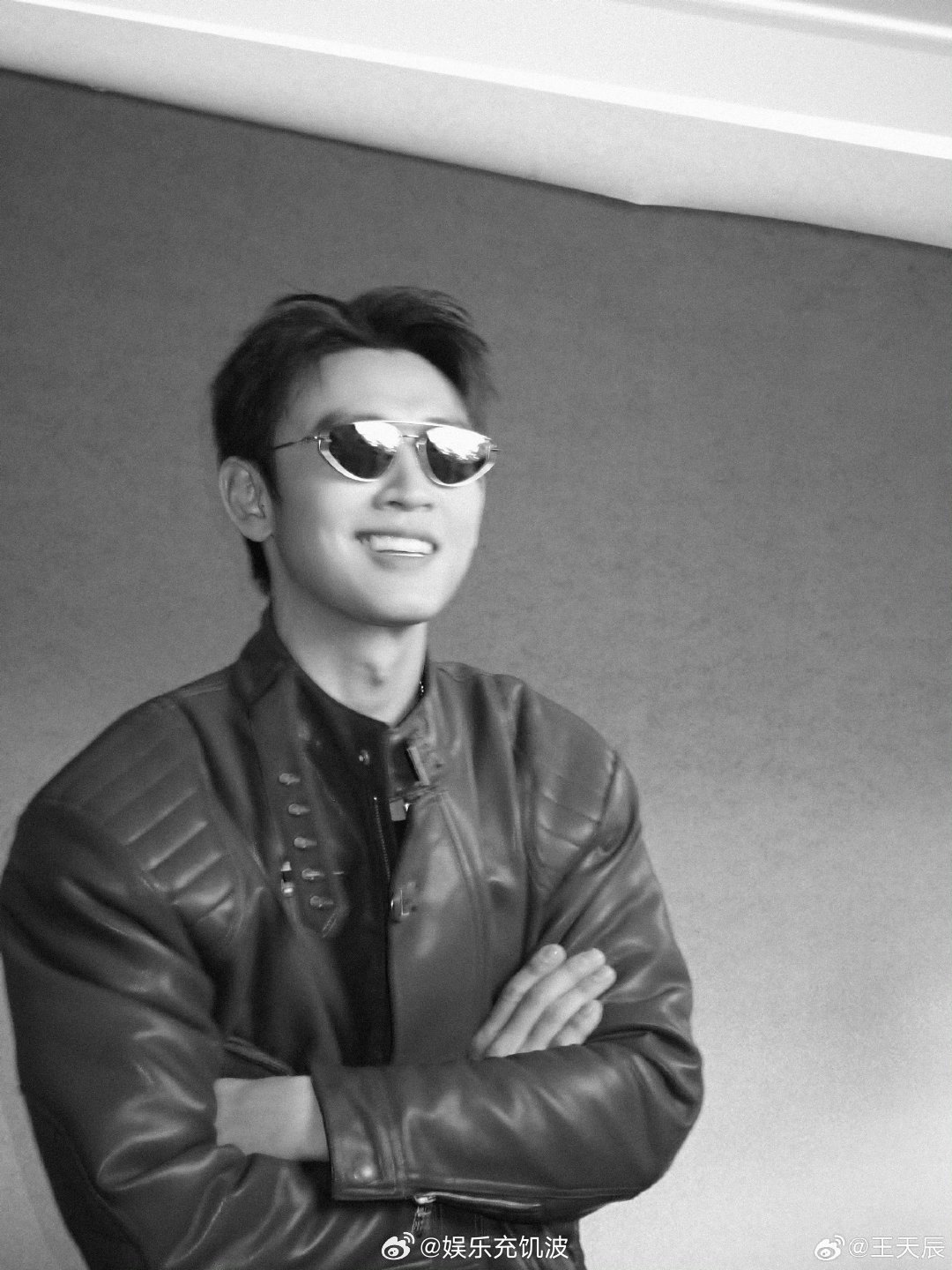 王天辰忘带身份证被自己笨笑了王天辰你要不要这么可爱，忘带身份证还被自己笑到，真的