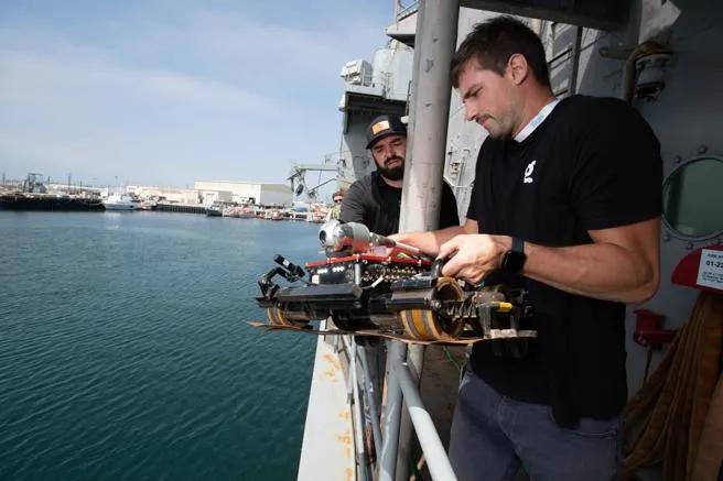 美国《军事时报》18日报道，美海军与“Gecko Robotics”公司合作，将