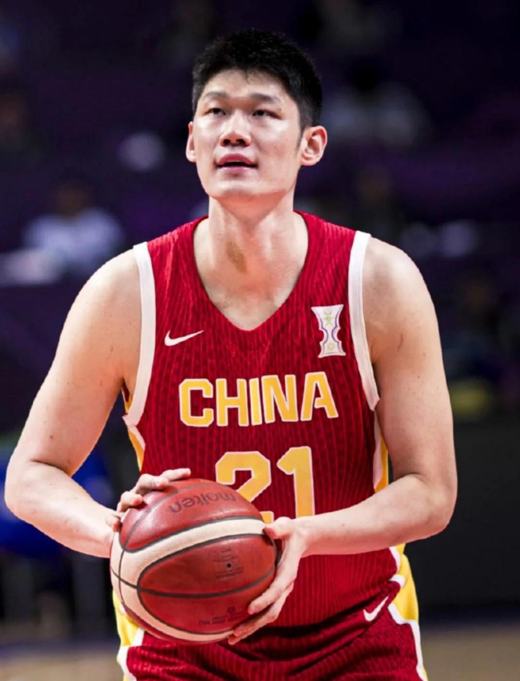 带伤复出的胡金秋帮助球队拿到胜利，这位比赛场上的老黄牛，生活中也是个“三好男人”