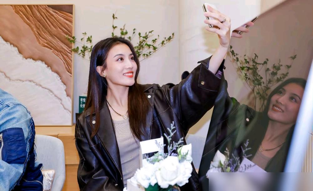 赵继伟老婆，年薪25万。
​
这数字，放普通人里算高薪，但摆在职业联赛顶薪600