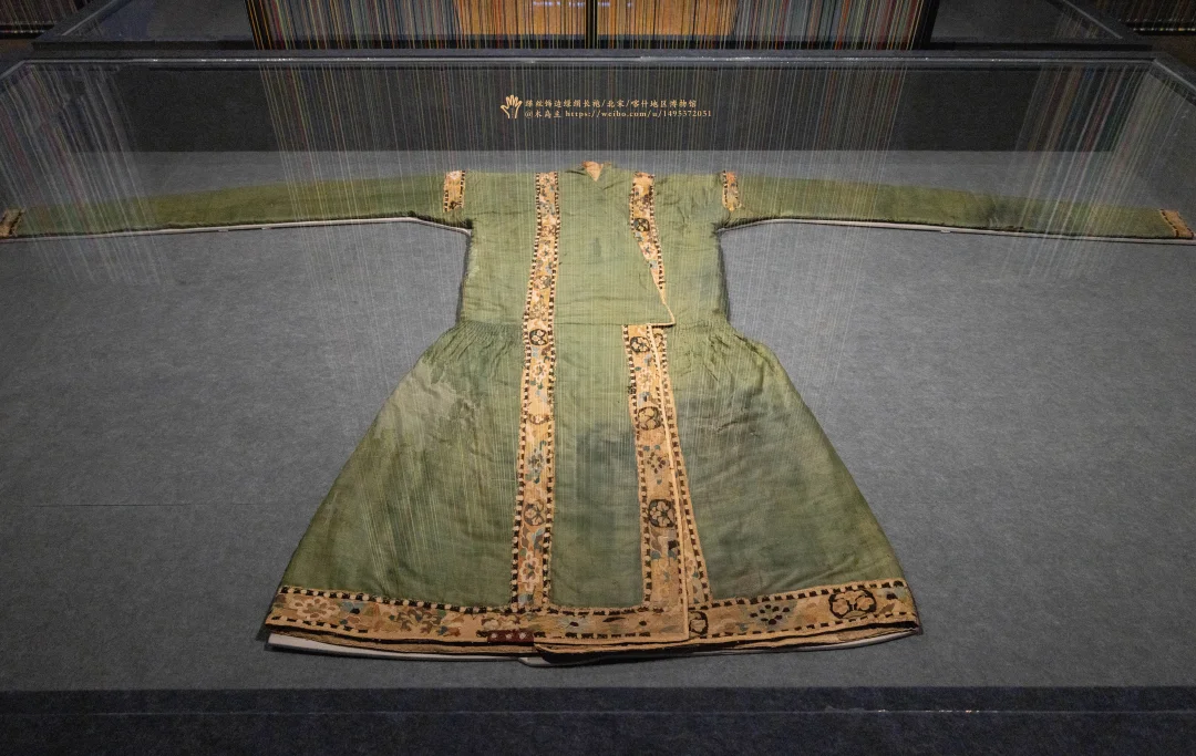 喀什博物馆镇馆之宝：缂丝饰边绿绢长袍
