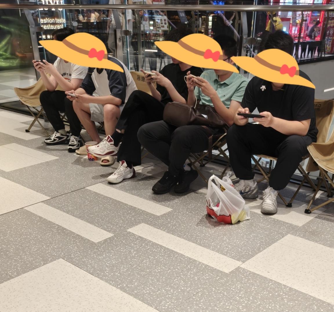 今晚出去闲逛了一会儿，不经意间一抬头，看见几个小伙子整齐地坐在一处，全神贯注地盯
