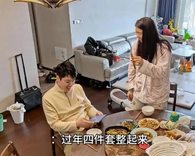 江苏，一对夫妻在家吃饭聊天，妻子突然抱怨，这一年因为带娃请了几次假，年终奖没有了