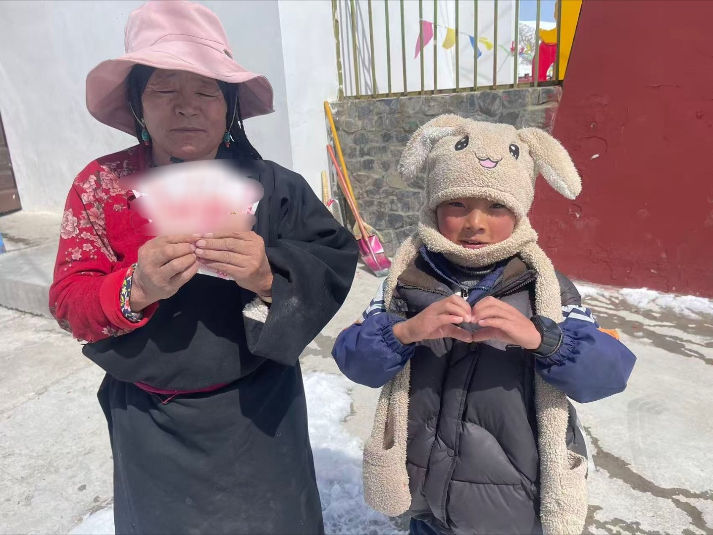 委托班主任，把小索南的第三季度补助打过去了，这次资助小朋友的原则，是他只要上学读