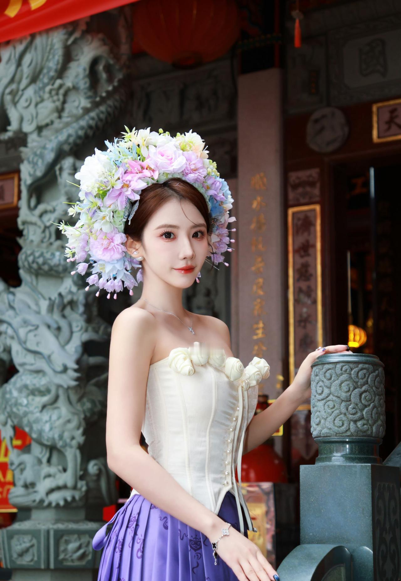 簪花围绕，步步生香，在闽南古厝的烟火里，赴一场属于蟳埔的浪漫之约。