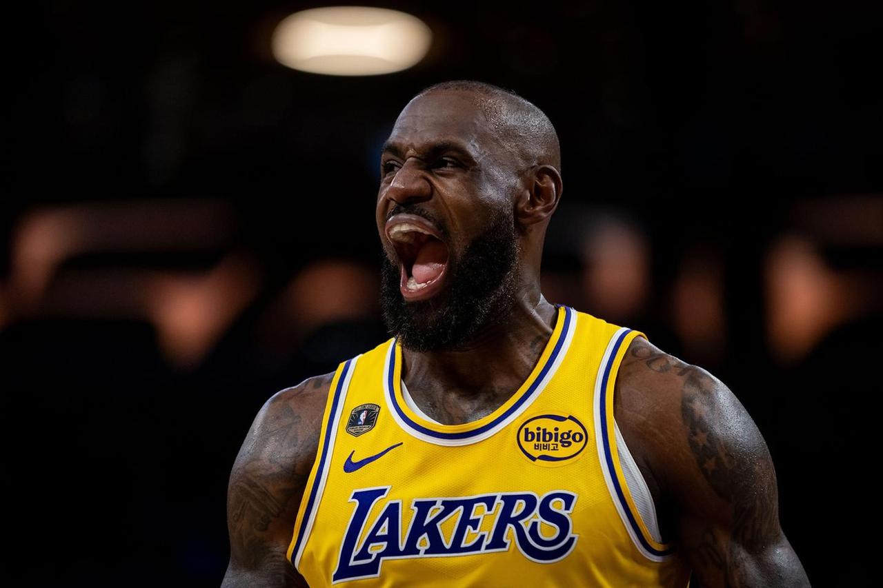 这影响力真不是盖的！詹杜库收入NBA霸榜
 
詹杜库公认的NBA联盟门面，影响力