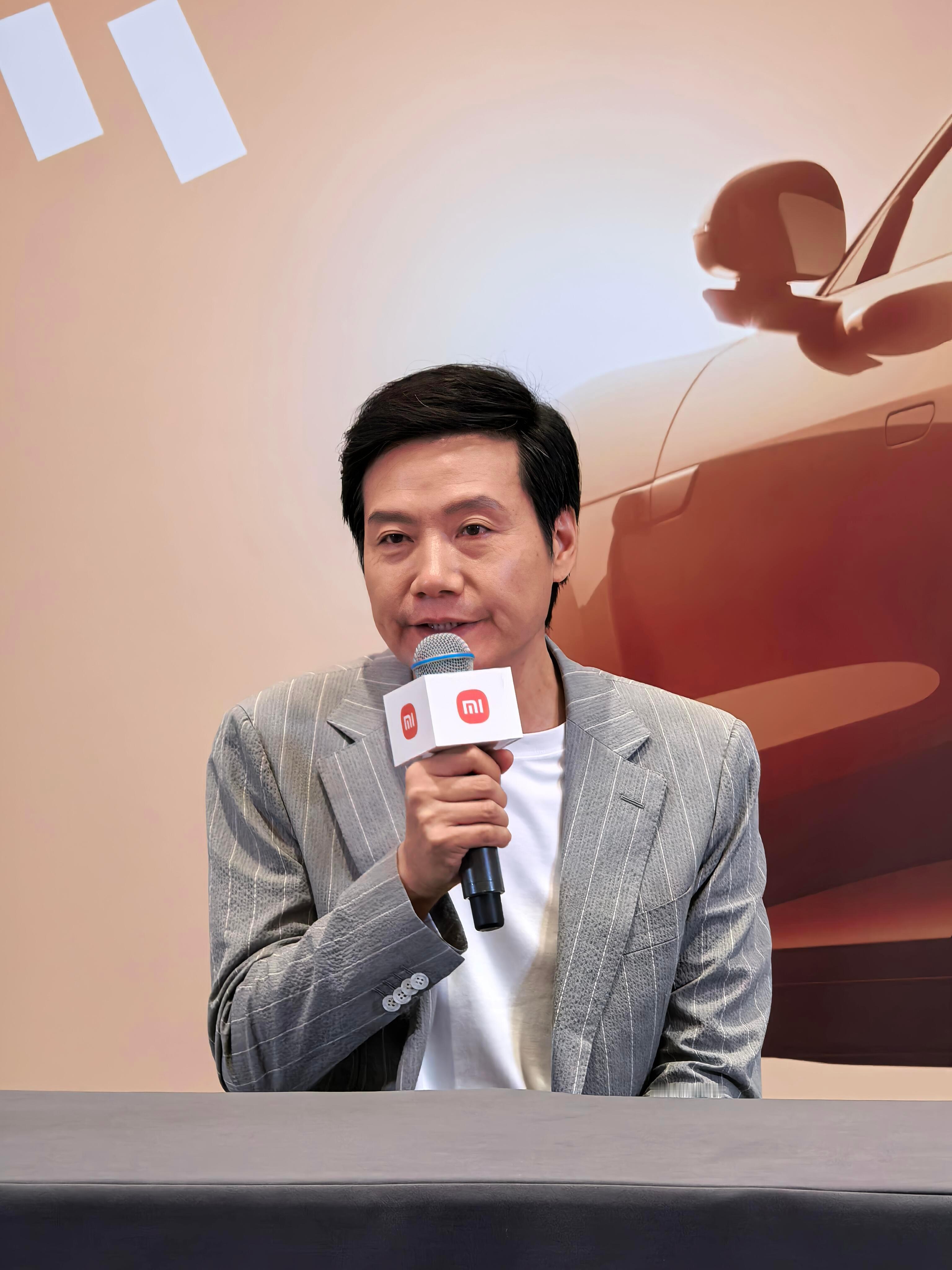 雷军三个小时的发布会后还要接受采访一下当总裁还要考验怕膀胱。[笑cry] ​​​