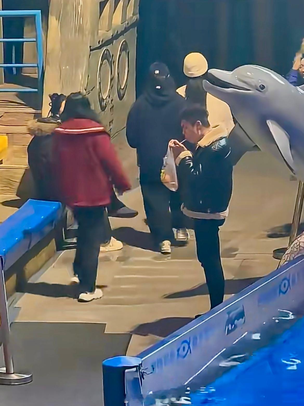 男子海洋馆内抽烟被白鲸喷水这男人也太没素质了在海洋馆内公众场合抽烟，还不听劝告，