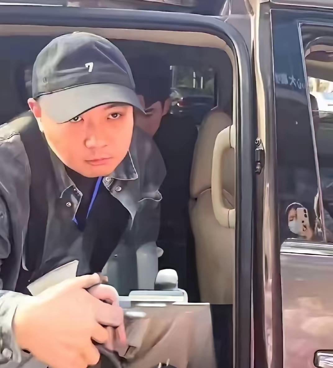 真相揭露的速度，
比人消失的慢啊！
​杜强现在肯定还活着，但始终没有露面。没有人