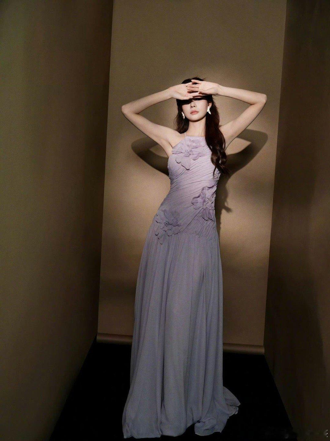 沈梦辰鎏金礼服造型沈梦辰一袭鎏金礼服造型，光影下直接美成焦点，裙摆流光溢彩，好美