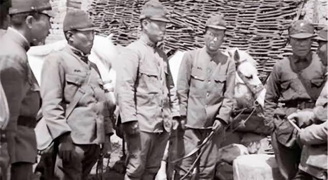 1944年，情报员文国才不幸被捕，被严刑拷打时，一个翻译突然上前，扇了他一巴掌，