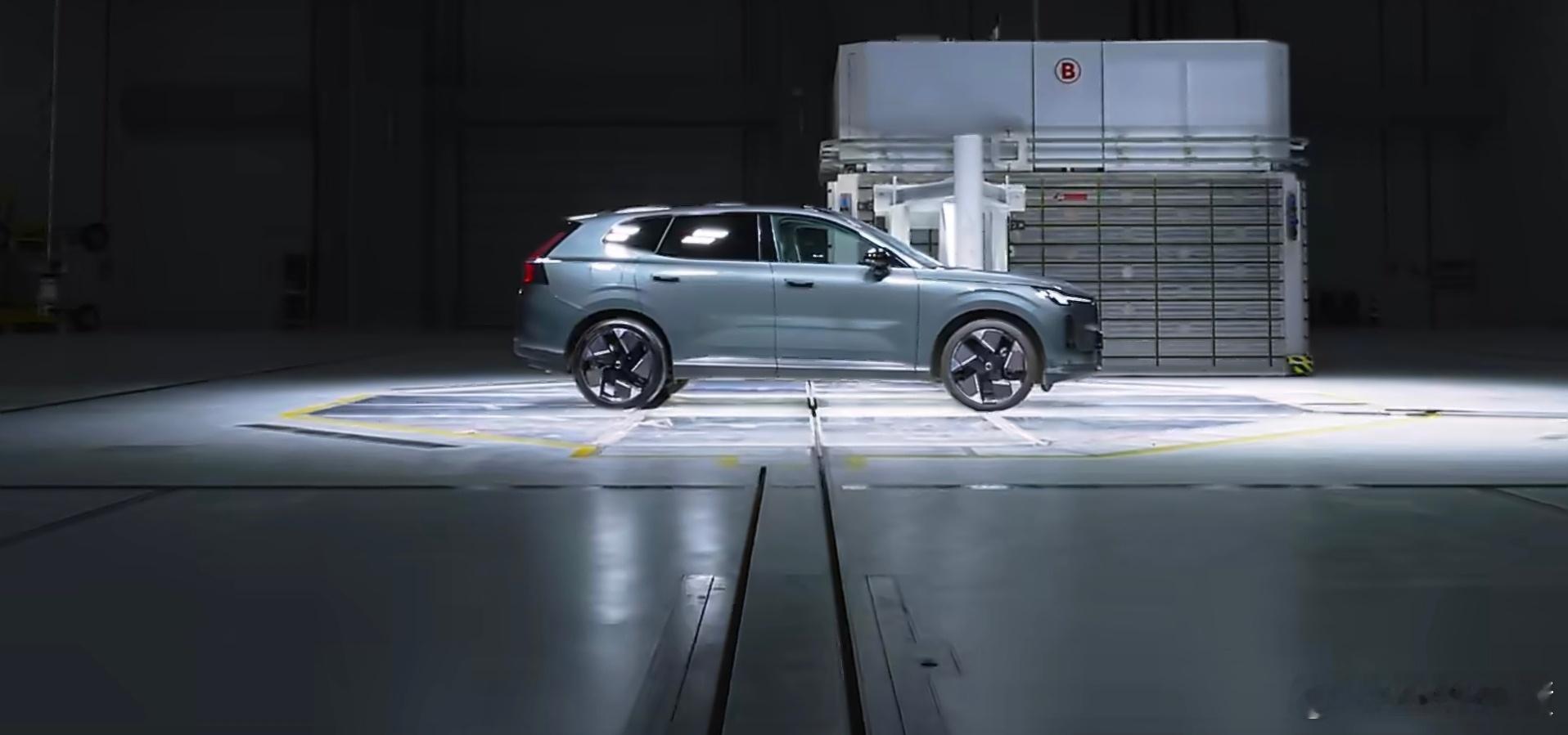 XC70被连续撞击三次会怎样如果你的车失控后被连续撞三次，还能扛住吗？沃尔沃全新