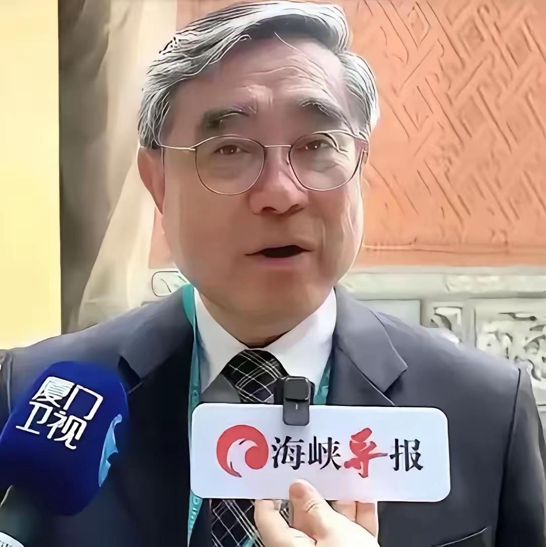 台湾省新党吴成典对大陆记者说：大陆与台湾合在一起，大陆拥有台湾，如虎添翼。台湾有