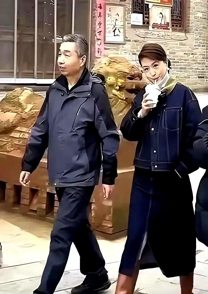 张蕾挽着老公在三里屯逛街被拍。

高清镜头都快怼到人家脸上了，网友们还忙着做换脸