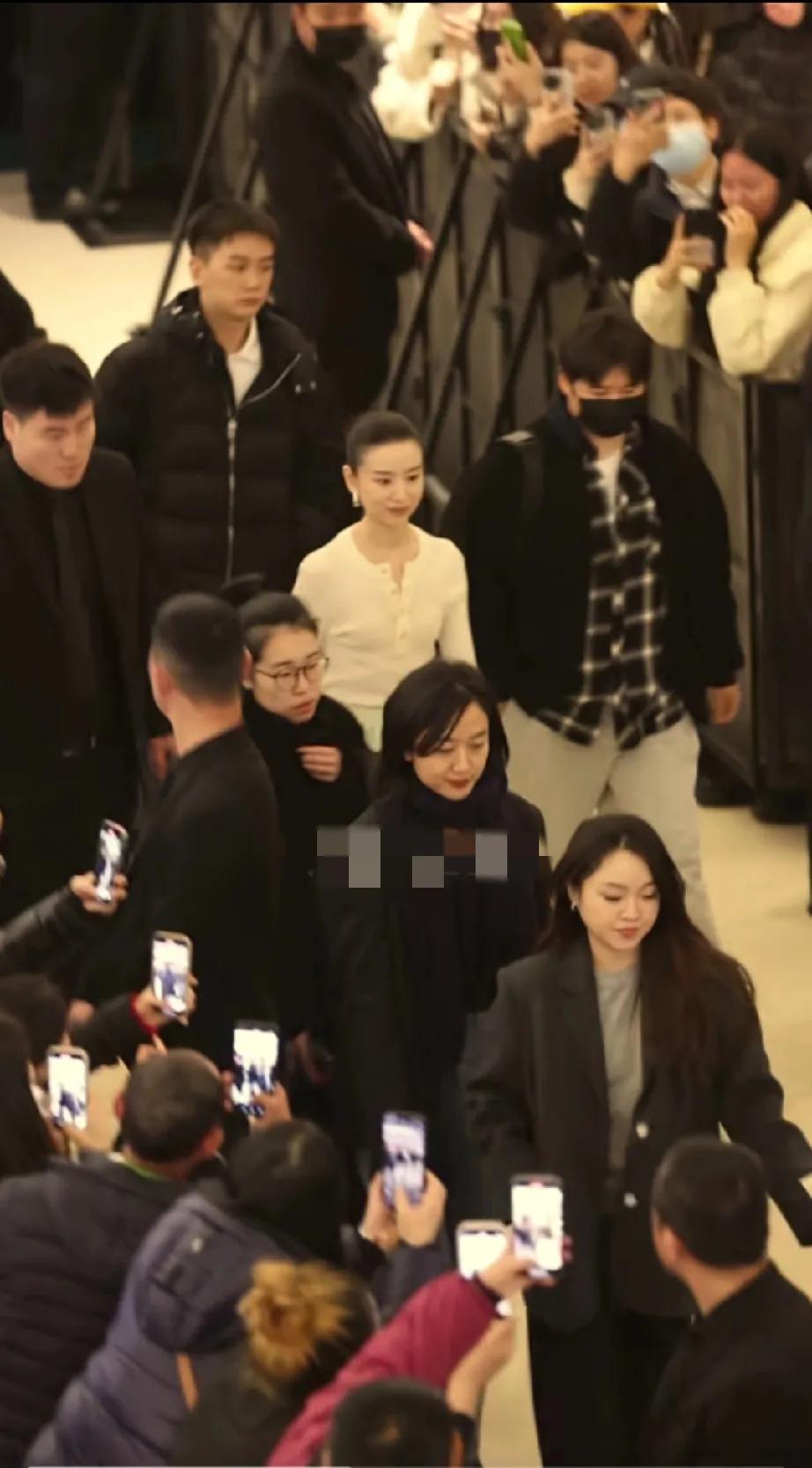 董洁的绝对是顶级骨相！
这个真的就属于骨相美，就算脸上长斑长皱纹，一眼望去，一样